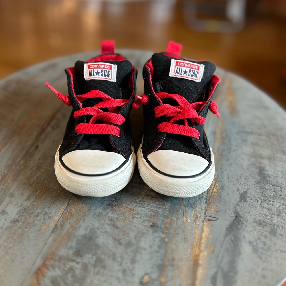 Converse Chuck Taylor, toddlers size 8, just adorable.